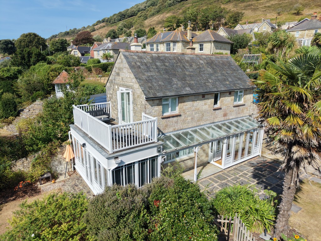 Lot: 77 - FORMER STABLE BLOCK ARRANGED AS A CHARMING COTTAGE WITH GARAGE AND GARDENS - Front Elevation
